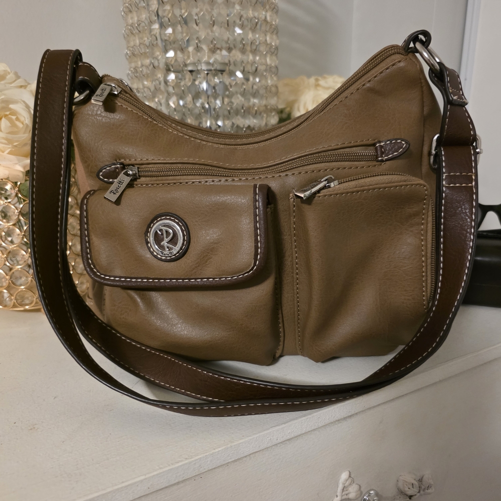 Elegant Tan Shoulder Bag with Rich Brown Accents